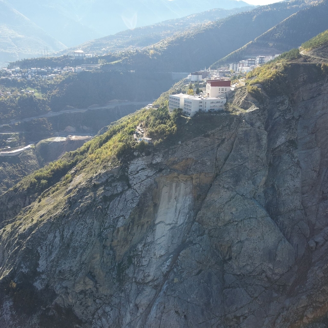 Lise yakınında, kaya kopmalarının yaşandığı yamaçta kapsamlı inceleme