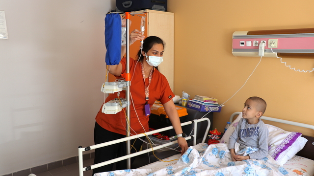 Minik Muhammed, lösemiyle mücadele ederken öğretmenlerinin desteğiyle derslerinden geri kalmıyor