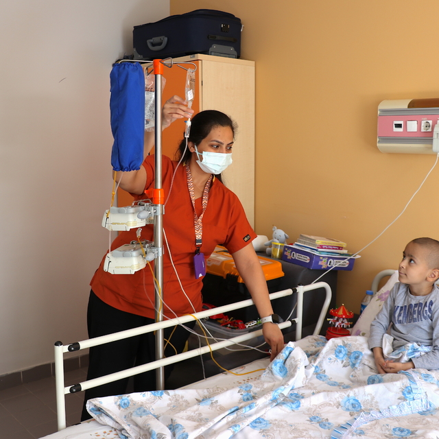 Minik Muhammed, lösemiyle mücadele ederken öğretmenlerinin desteğiyle dersl...