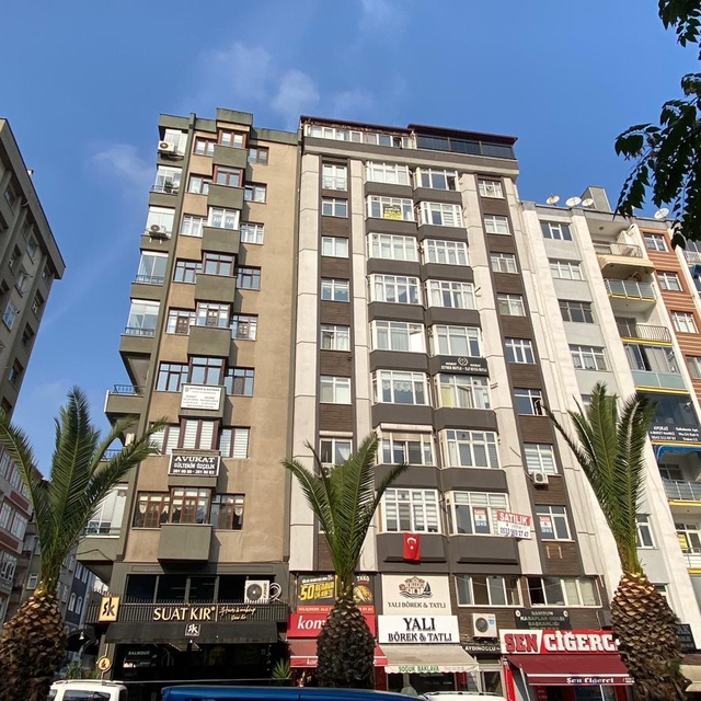 Mahkeme kararıyla komşunun bir odasını kendi dairesine kattı