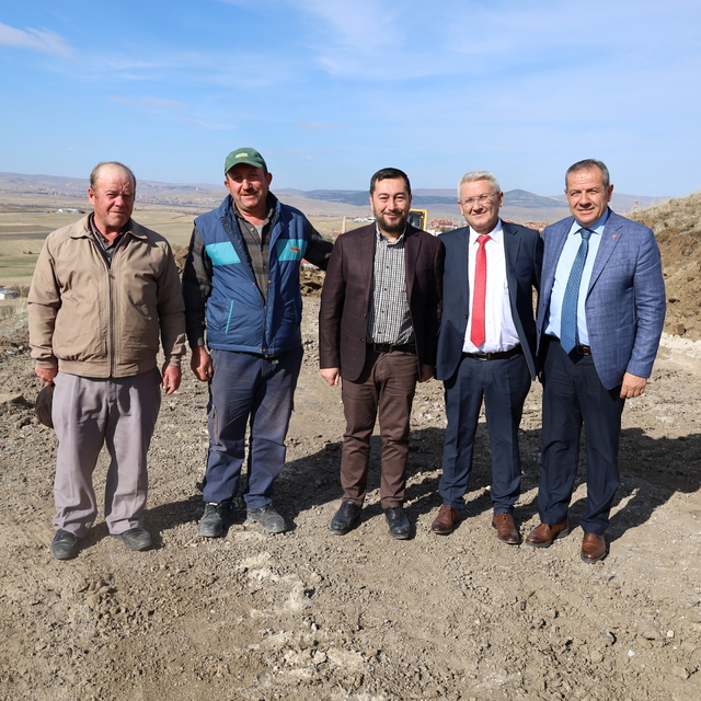 Sakarcören köyünde yol çalışmaları devam ediyor