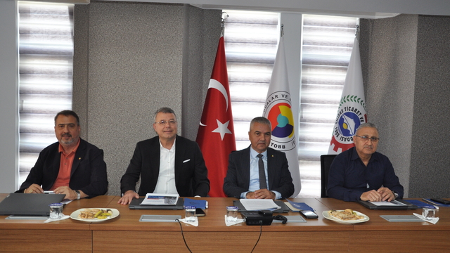 Silifke'de siyasiler ve sivil toplum kuruluşları ilçenin il yapılması talebiyle toplandı