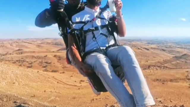 Yamaç paraşütü yapıp, gökyüzünde ayran içtiler