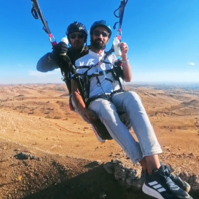 Yamaç paraşütü yapıp, gökyüzünde ayran içtiler