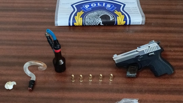 İzmir'de uyuşturucuyla yakalanan 2 şüpheli gözaltına alındı