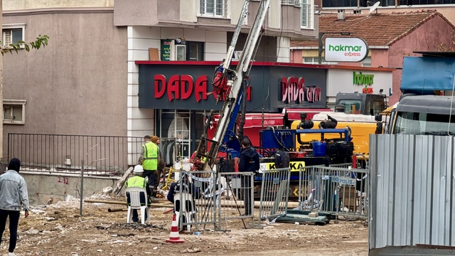 Kocaeli'de 7 katlı apartmanın çöktüğü bölgede çalışmalar devam ediyor