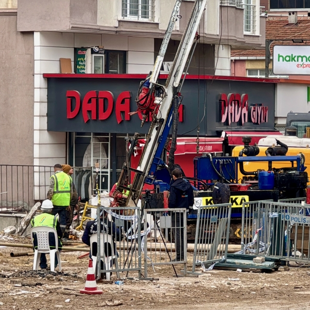 Kocaeli'de 7 katlı apartmanın çöktüğü bölgede çalışmalar devam ediyor