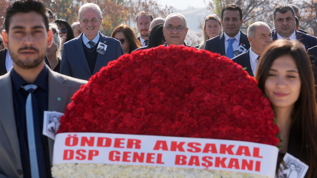 DSP Genel Başkanı Aksakal, vefatının 19. yılında Bülent Ecevit'in kabrini ziyaret etti