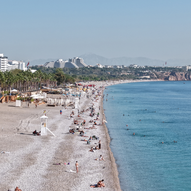 Konyaaltı Sahili'nde kasım ayında deniz keyfi