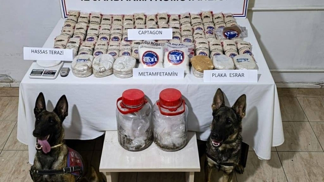 Hatay'da sazlık alana gizlenen çok miktarda uyuşturucuyu jandarma ekipleri buldu