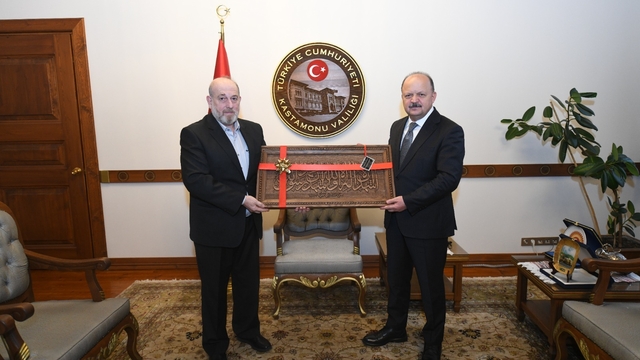 Ahşap oyma ustası Özeflanili'den Kastamonu Valisi Dallı'ya ziyaret