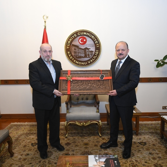 Ahşap oyma ustası Özeflanili'den Kastamonu Valisi Dallı'ya ziyaret