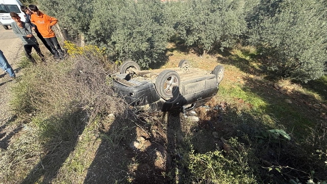 Osmaniye'de yol kenarına devrilen otomobildeki anne ile çocuğu yaralandı
