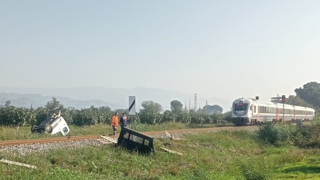 Aydın'da hemzemin geçitte trenin çarptığı kamyonetin sürücüsü yaralandı