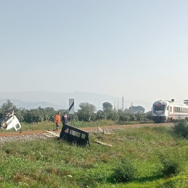 Aydın'da hemzemin geçitte trenin çarptığı kamyonetin sürücüsü yaralandı