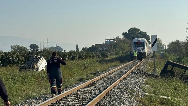 Hemzemin geçitte tren çarpan kamyonetin sürücüsü yaralandı