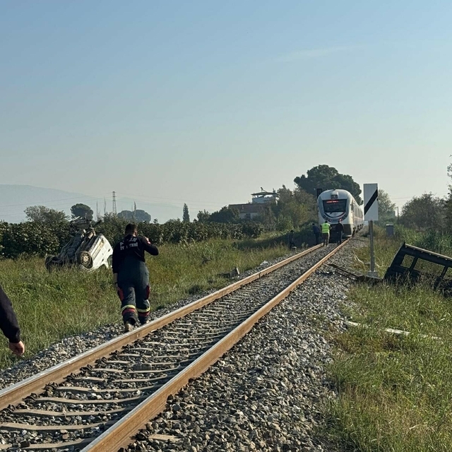 Hemzemin geçitte tren çarpan kamyonetin sürücüsü yaralandı