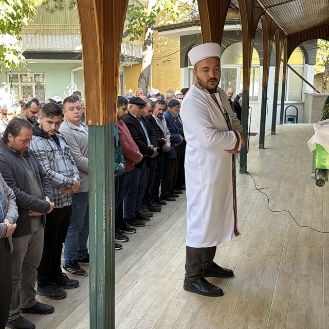 Evde boğazı kesilmiş halde bulunan 2 engelli çocuk annesi, toprağa verildi