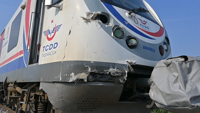 Turgutlu'da yolcu treninin çarptığı kamyonette hasar oluştu