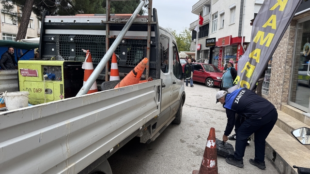 Edirne'de yol kenarlarında trafik akışını engelleyen malzemeler toplandı