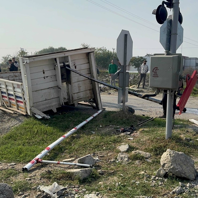 Trenin çarptığı kamyonet ikiye bölündü