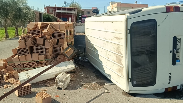 Adana'da devrilen minibüsün sürücüsü yaralandı