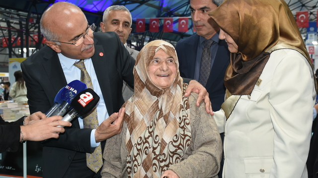 Malatya'da 88 yaşında okuma yazma öğrenen Emine Genç, kitap fuarının onur konuğu oldu