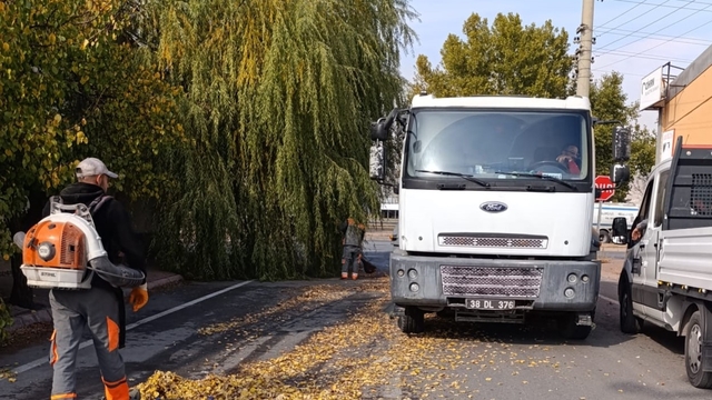 Melikgazi Belediyesinin sonbahar temizliği sürüyor