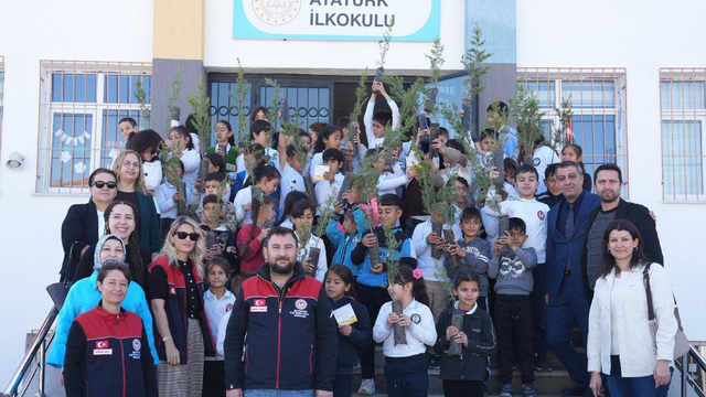 Beypazarı'nda öğrencilere fidan hediye edildi