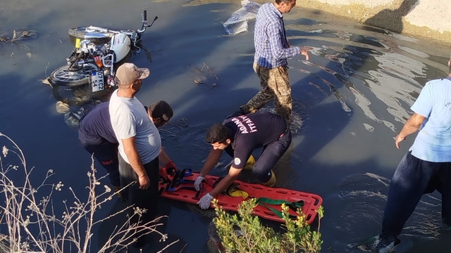 Adana'da sulama kanalına yuvarlanan motosikletteki 2 kişi yaralandı