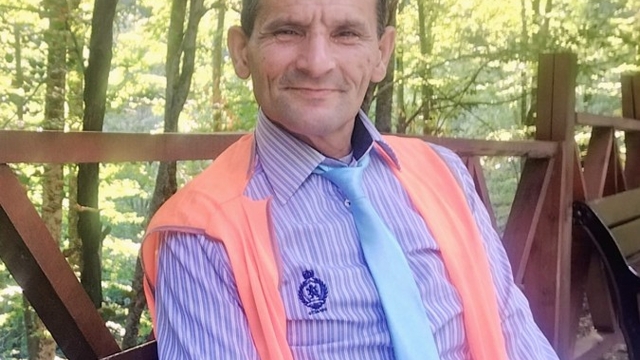 Üzerine ağaç devrilen belediye temizlik işçisi öldü