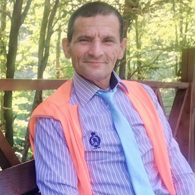 Üzerine ağaç devrilen belediye temizlik işçisi öldü