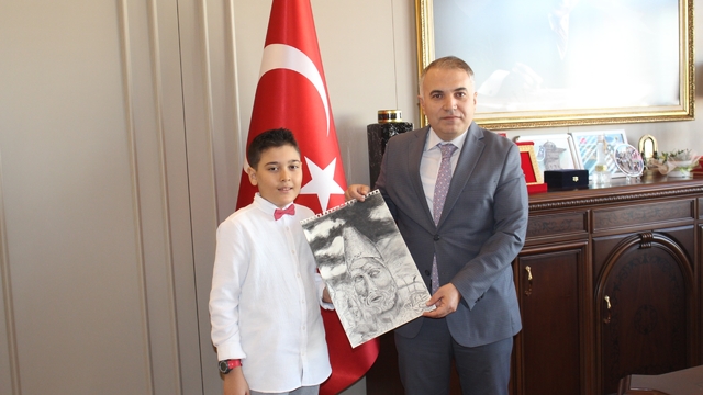 Anamur Kaymakamı Kemal Duru resim yarışmasında dereceye giren öğrenciyi ağırladı