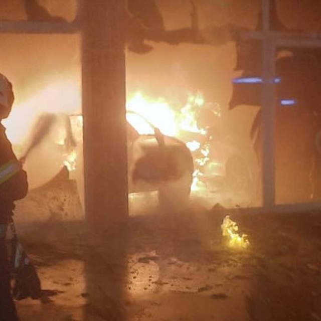 Oto galeri kundakladı; 5 otomobil hasar gördü