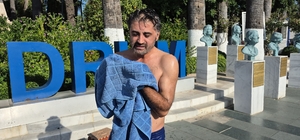 Bodrum'da susuzluğu protesto etmek amacıyla Belediye Meydanında duş aldı