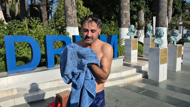 Bodrum'da susuzluğu protesto etmek amacıyla Belediye Meydanında duş aldı