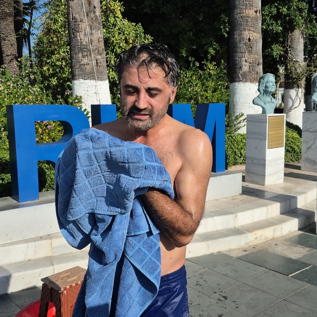 Bodrum'da susuzluğu protesto etmek amacıyla Belediye Meydanında duş aldı