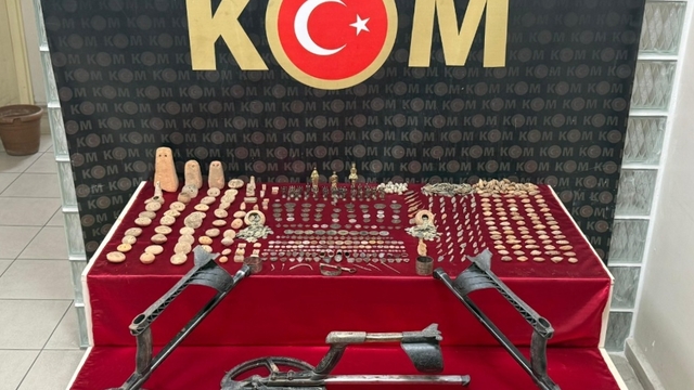 İzmir'de tarihi eser operasyonunda 1142 obje ele geçirildi