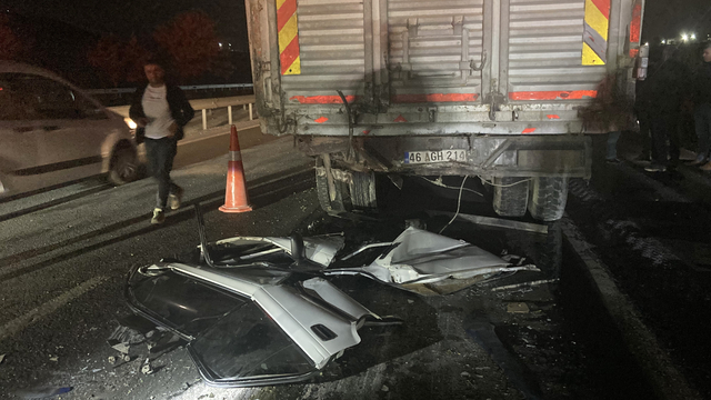 Gaziantep'te kamyon ile otomobilin çarpıştığı kazada 3 kişi öldü