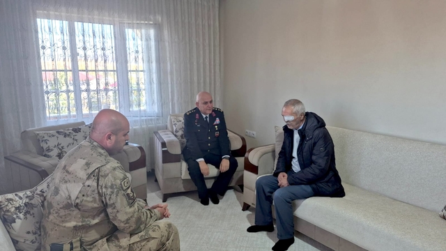 Muş İl Jandarma Komutanı Albay Özer'den şehit ailesi ve gaziye ziyaret