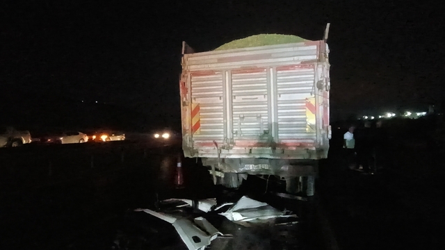 Gaziantep'te otomobil kamyona çarptı: 3 ölü