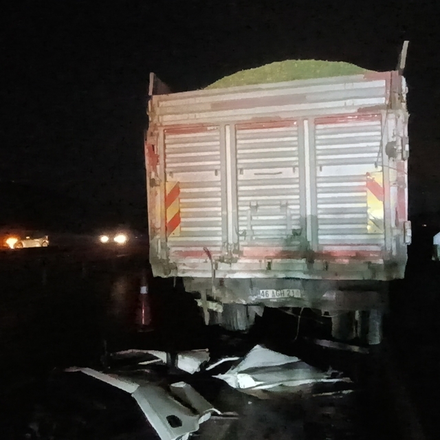 Gaziantep'te otomobil kamyona çarptı: 3 ölü