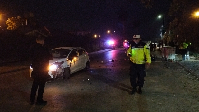 Antalya'da otomobille çarpışan motosikletteki 2 kişi yaralandı