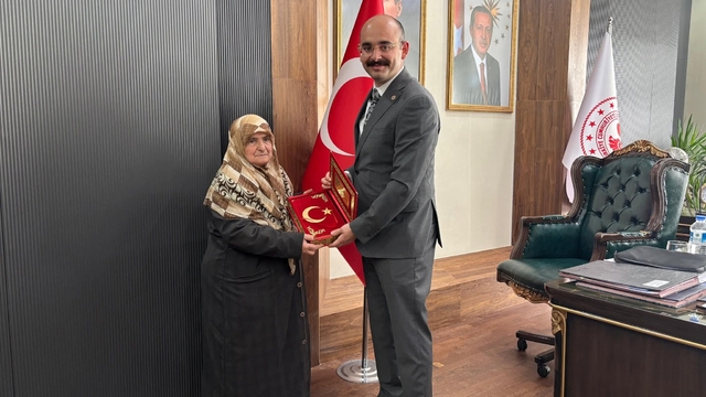 Doğanşehir Kaymakamı Sungur, 88 yaşında okuma yazma öğrenen Genç'i ağırladı