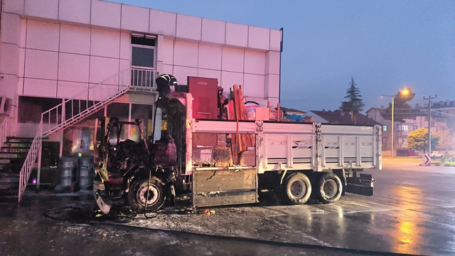 Tokat'ta kamyonda çıkan yangın hasara yol açtı
