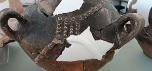 5 bin yıllık kaplarda kadının önemini gösteren gerdanlık detayı