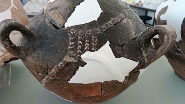 5 bin yıllık kaplarda kadının önemini gösteren gerdanlık detayı