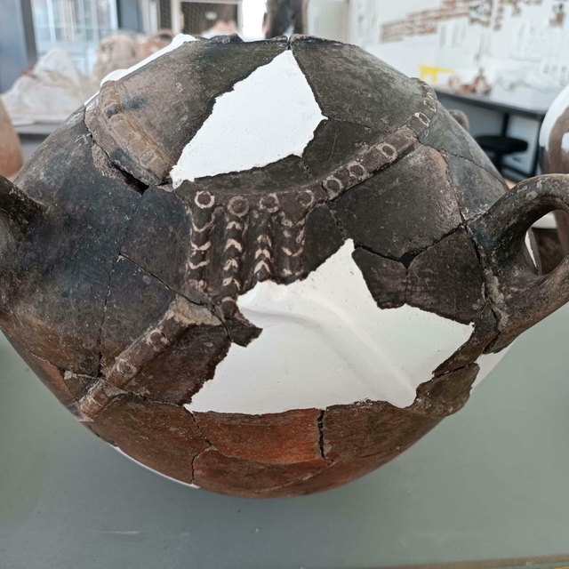 5 bin yıllık kaplarda kadının önemini gösteren gerdanlık detayı