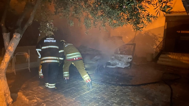 Hatay'da park halindeki otomobil yandı