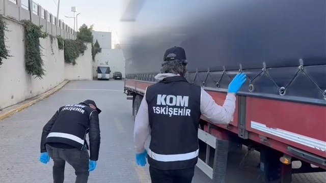 7 milyon 500 bin liralık kaçak tütün ile boş makaron TIR'da ele geçirildi